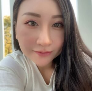 Portrait von Yan, der Gründerin von Yan Massage in Singen, freundlich und einladend.